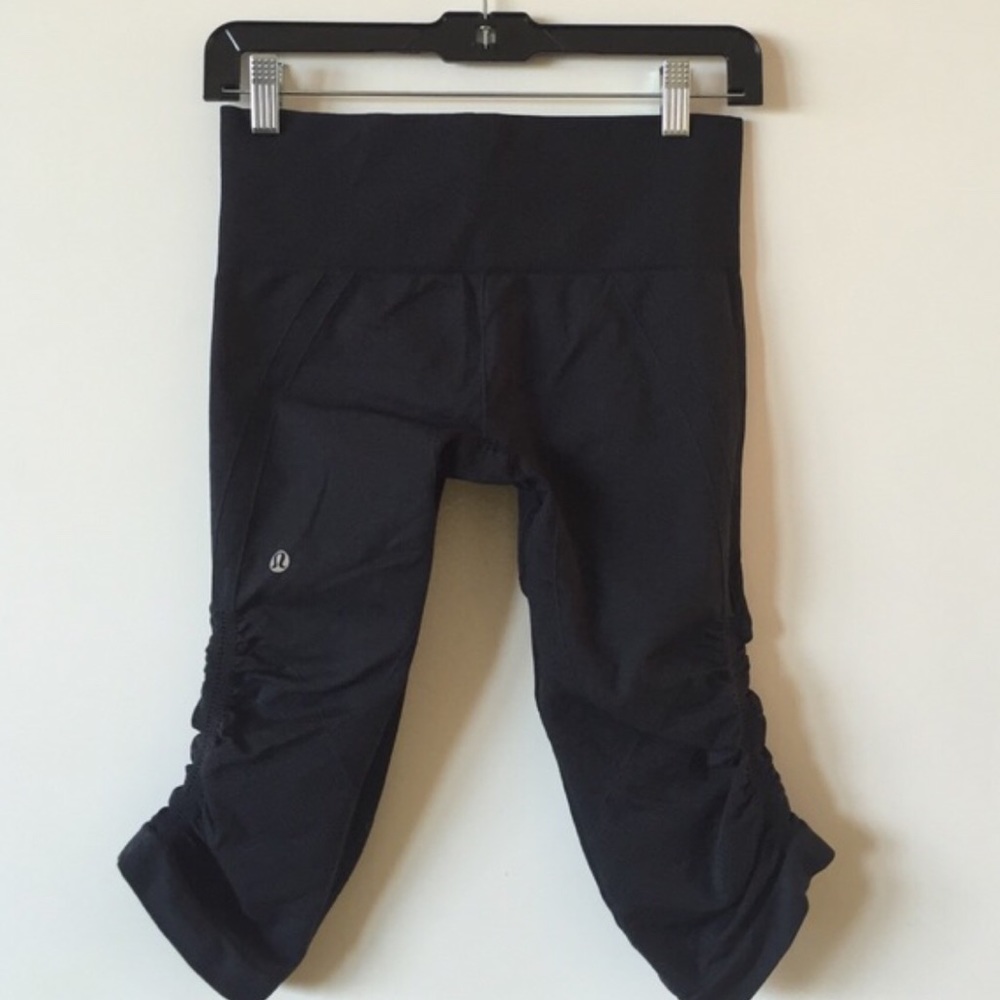 Lululemon In the Flow Crop II Size 6 - Dark Gray